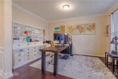 Cheerful front room with endless possibilites!