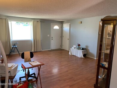 1107 w orchard front room 3