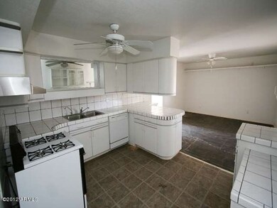 022-177295 kitchen view