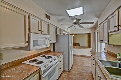 10541 W Palmeras Dr unit 40, Sun City, AZ 85373 - photo 2