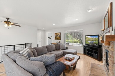 5_Living-Area_1800x1200_4257245