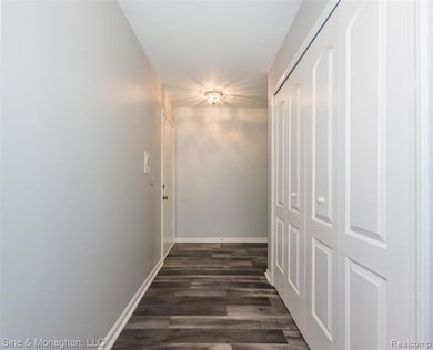Entry hall w/ large coat closet