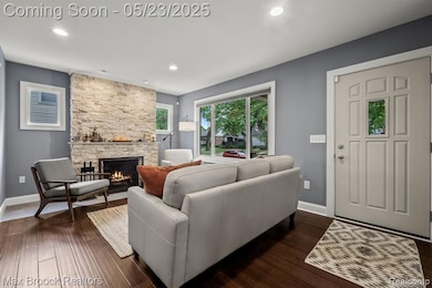 LIVING ROOM WITH RECESSED LIGHTS, LEDGE STONE FPL