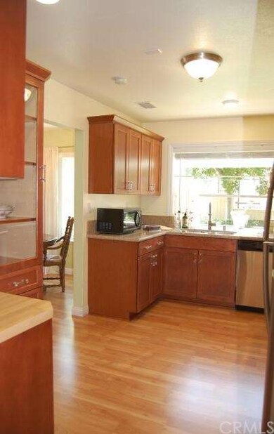 Open kitchen, beautiful cabinetry! Wood laminate f
