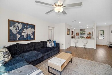 07_966SEStageSt_94_FamilyRoomKitchen_Fle