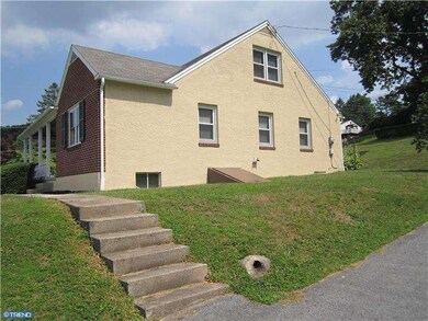 1652 Oak St, Coatesville, PA 19320 - photo 2