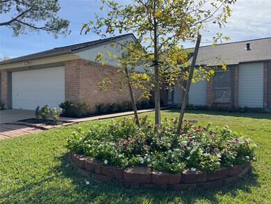 gorgeous flowers & shrubbery, brick-paved patio ou
