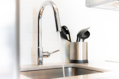 49 Navasota St unit 102, Austin, TX 78702 - photo 6