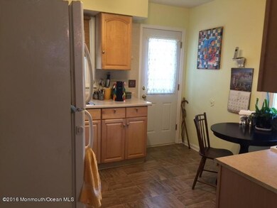 Eat-In-Kitchen