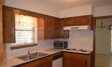 808 Michael St, Alvin, TX 77511 - photo 4