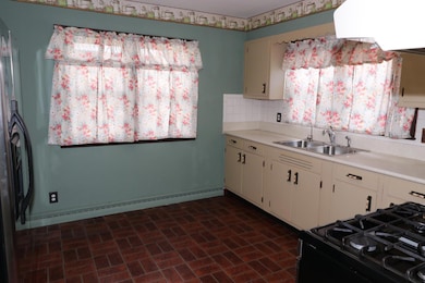 102 W Bryant St, Greensburg, IN 47240 - photo 6