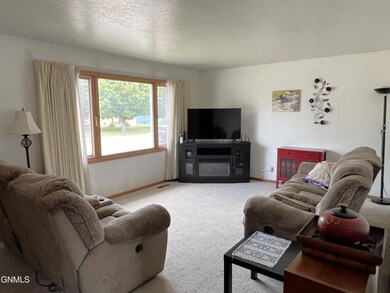 305 Turnpike Avenue E, Bismarck