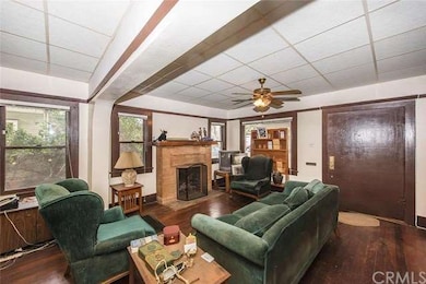 Living room with wood/gas burning fireplace - Note