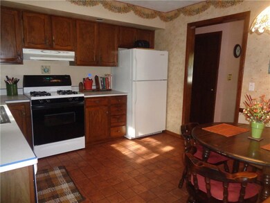 Functional eat-in  kitchen.