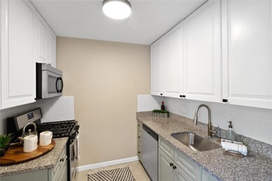 UPDATED kitchen w/new backsplash, fresh paint and 