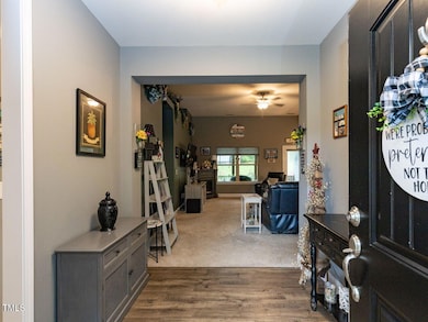 003-1280x960-foyer-entry