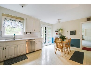 Eat- in kitchen