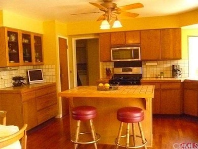 Functional kitchen with an island-style breakfast 