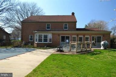 1927 Maplewood Dr, Hagerstown, MD 21740 - photo 2