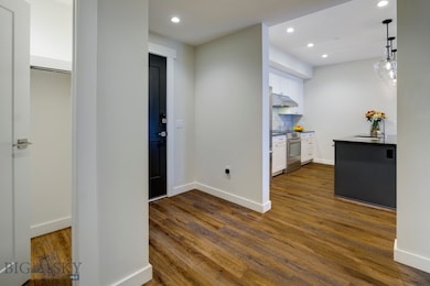 Expansive Entry to Residence 404