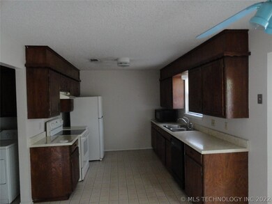 426 E Loy St, Chouteau, OK 74337 - photo 3