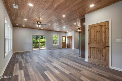 07_CaveCreekRoad_287_EntryView