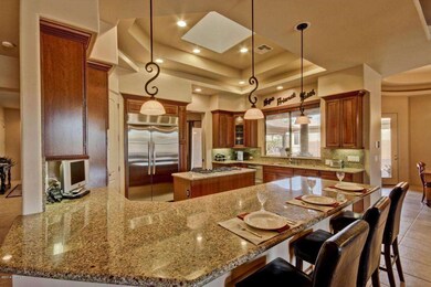 Kitchen w/breakfast bar