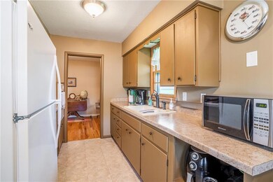 3202 E 26th St, Des Moines, IA 50317 - photo 2