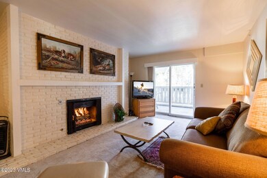 9_vail_23_interior_living_a