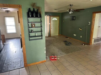 Tiled entrance foyer with ceiling fan
