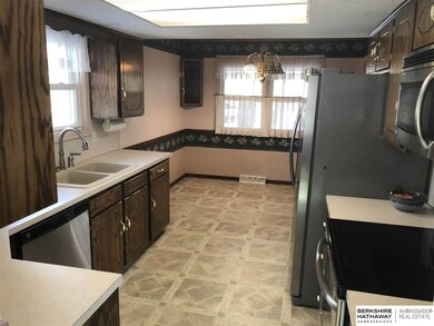 Complete with stainless steel appliances that STAY!