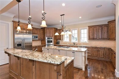 Chef's Kitchen w/2 Islands