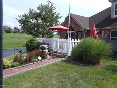 8300 Lochmoor Ct, Louisville, KY 40291 - photo 3