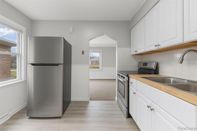 24552 Tuscany Ave, Eastpointe, MI 48021 - photo 3