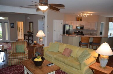 Living room/kitchen/foyer