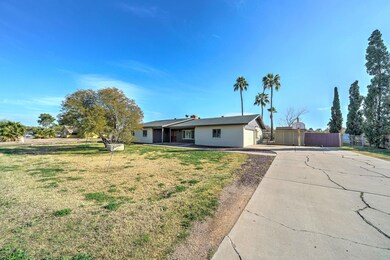 943 E Desert Ln-1