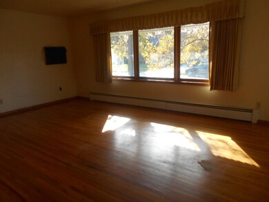 Hardwood Floor LR<|><|>