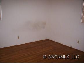 bedroom w hardwoods