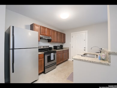 1119 W Myrtle St unit B, San Antonio, TX 78201 - photo 4
