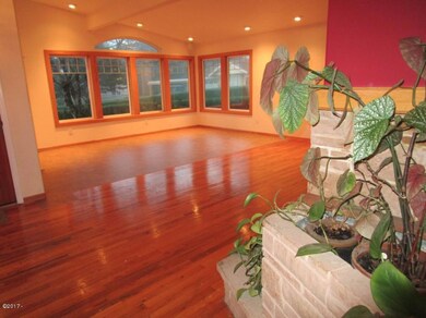 LIVING RM.
