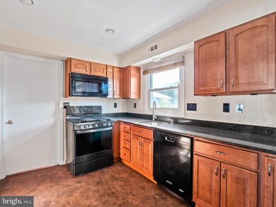2421 Kinderbrook Ln, Bowie, MD 20715 - photo 4