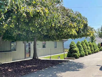 46070 Edgewater St, New Baltimore, MI 48047 - photo 4