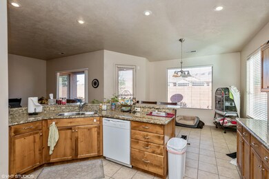 05_262W225S_177003_Kitchen_HiRes