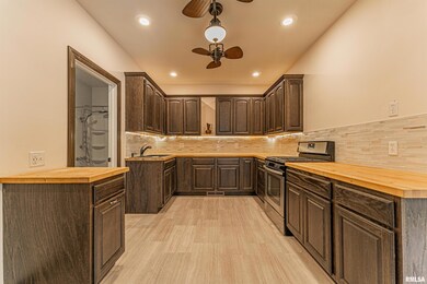 711 Lincoln Ave, Lincoln, IL 62656 - photo 7