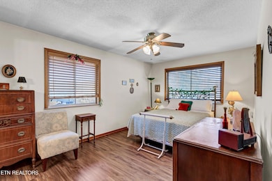 16-3104 N Broadway-16