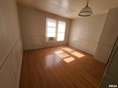 241 E Myrtle St, Virginia, IL 62691 - photo 5