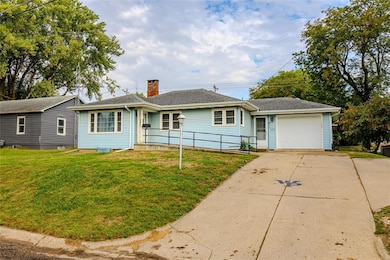 411 College Hill Ave, Oskaloosa, IA 52577 - photo 3