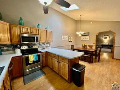 Kitchen w/Breakfast Bar