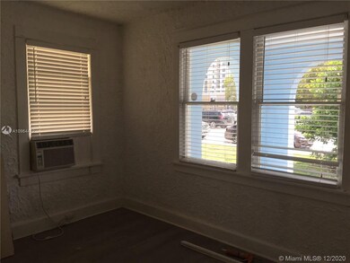 Greatroom new blinds throughout