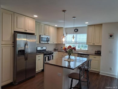 807 Fairway Ct unit 94, New Windsor, NY 12553 - photo 5